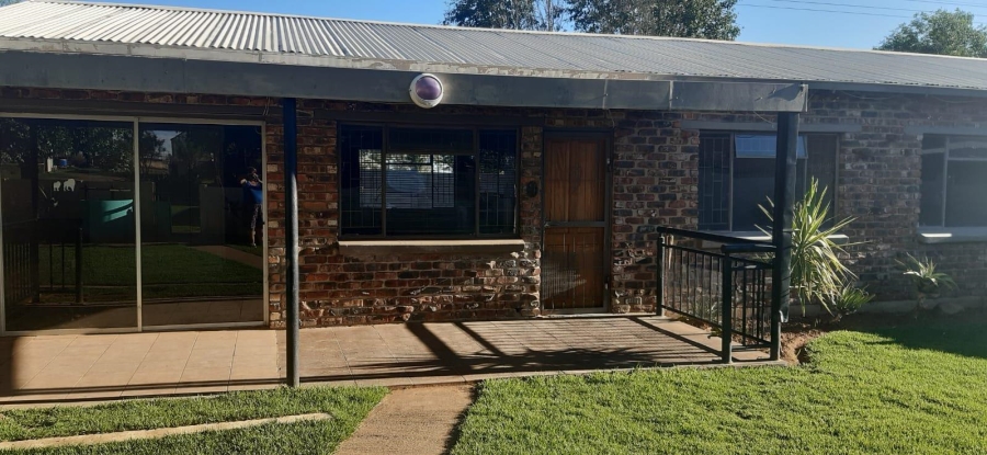 To Let 3 Bedroom Property for Rent in Kellys View Free State